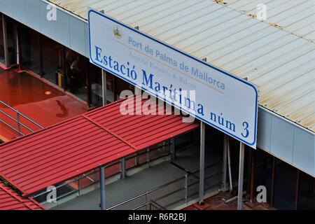 Palma De Mallorca, Spanien - 20. Oktober 2018: ein Blick auf das Terminal im Hafen von Palma, vom oberen Deck eines angedockten Kreuzfahrtschiff genommen Stockfoto