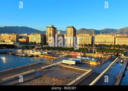 Palermo, Sizilien, Italien - 22. Oktober 2018: Am frühen Morgen Blick auf die bergige Skyline, Altstadt und Hafen von der Spitze eines angedockten Kreuzfahrtschiff. Stockfoto