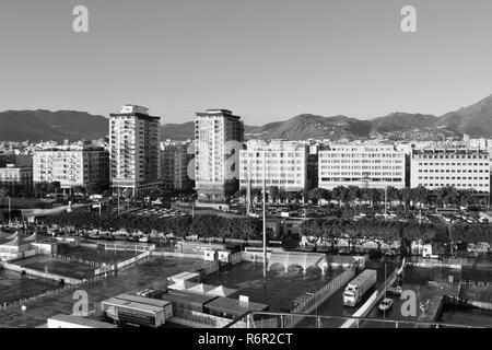 Palermo, Sizilien, Italien - 22. Oktober 2018: Am frühen Morgen Blick auf die bergige Skyline, Altstadt und Hafen von der Spitze eines angedockten Kreuzfahrtschiff. Stockfoto