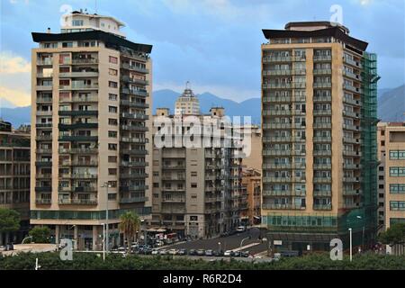 Palermo, Sizilien, Italien - 22. Oktober 2018: eine Nahaufnahme der beiden Hochhaus Bausteine, die den Blick auf die Skyline von Palermo vom Hafen dominieren Stockfoto