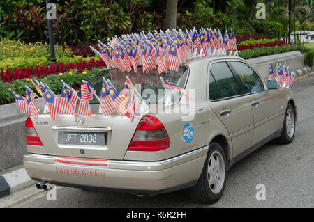 Auto dekoriert mit Nationalflaggen von Malaysia, Kuala Lumpur, Malaysia Hari Merdeka (Unabhängigkeitstag) Stockfoto