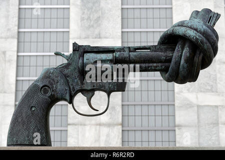 Pistole mit Knoten in den Lauf, Skulptur Carl Fredrik Reutersward vor dem UN-Hauptquartier, Manhattan, New York, USA Stockfoto