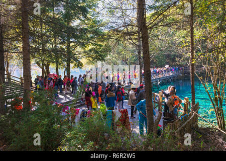 Masse auf einer Fußgängerbrücke über Colorful Lake, Jiuzhaigou Nationalpark, Provinz Sichuan, China, UNESCO-Weltkulturerbe Stockfoto