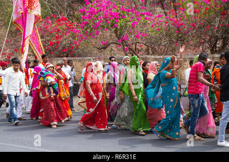 Bunte Menschen in traditioneller Weise in Indien angezogen Stockfoto