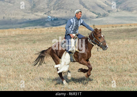 Traditionelle Kokpar oder Buzkashi am Rande des Gabagly Nationalparks, Schymkent, Region Süd, Kasachstan, Zentralasien, nur zu redaktionellen Zwecken Stockfoto