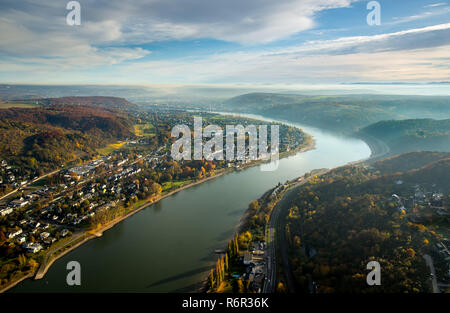 Rheinbogen bei Unkel am oberen Mittelrhein, Rheinbogen im Dunst, die Bundesstraße B9 Richtung Remagen, Unkel, Landkreis Neuwied, Rheinland-Pfalz, English Stockfoto