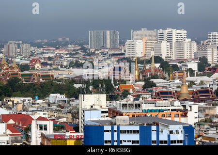 Blick auf die Stadt, auf der Suche nach Westen, Wat Phra Kaeo und der Königliche Palast, Wolkenkratzer, Panoramablick vom Grand China Hotel, Chinatown, Bangkok, Thailand Stockfoto