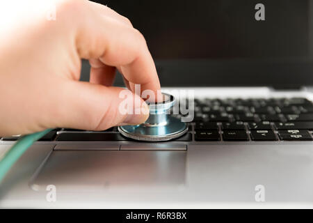 Stethoskop auf der Tastatur des Laptops Stockfoto