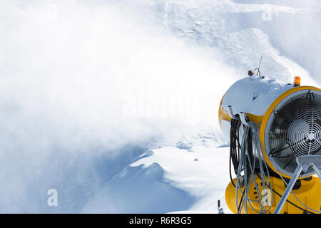 Schneemaschine, Schneekanone in Aktion bei Ski Resort Stockfoto