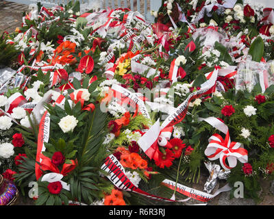 Flower Arrangements mit Girlanden in polnischen Farben durch das Tor der Danziger Werft, wo die europäische Solidarität Zentrum nun aufgebaut ist Stockfoto