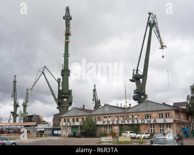 Blick von der Nauta Danziger Werft Tor alte Industriebauten und große Kräne in Danzig, Polen Stockfoto