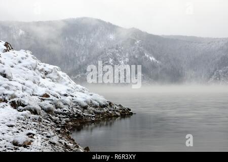 Winter kalt foggy Dawn auf dem Jenissei River in der Nähe von Krasnojarsk in Sibirien, Russland Stockfoto