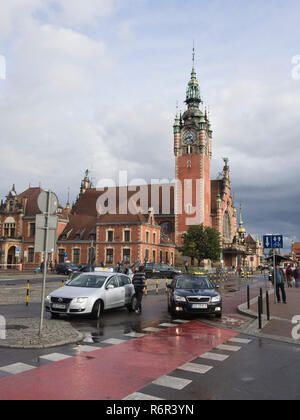 Rotes Fahrrad Lane und Taxis vor dem Hauptbahnhof Danzig Główny in Danzig, Polen Stockfoto