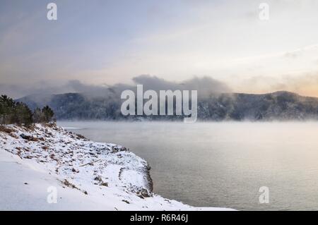 Winter kalt foggy Dawn auf dem Jenissei River in der Nähe von Krasnojarsk in Sibirien, Russland Stockfoto