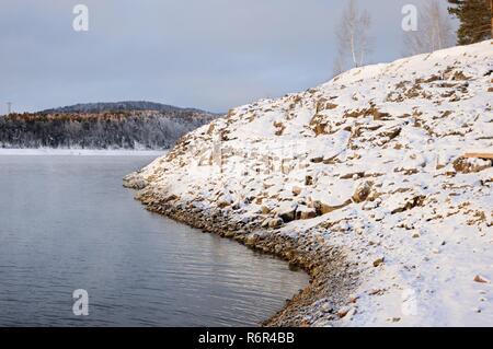 Winter Dawn auf dem Jenissei River in der Nähe von Krasnojarsk in Sibirien, Russland Stockfoto