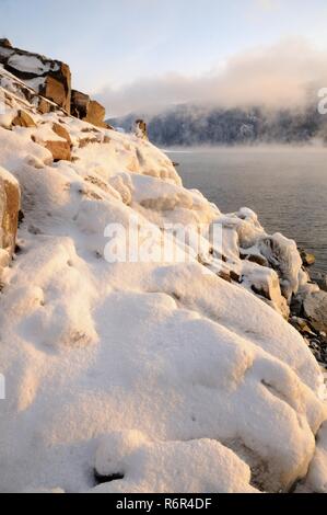 Winter kalt foggy Dawn auf dem Jenissei River in der Nähe von Krasnojarsk in Sibirien, Russland Stockfoto