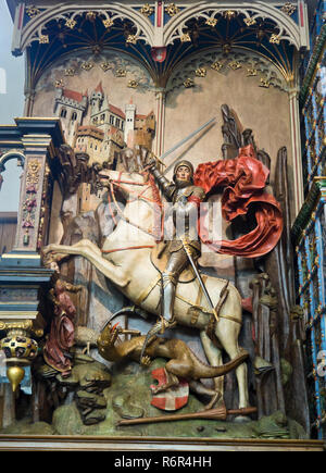 Der Artushof in Danzig Polen, ein Muss für Touristen sehen, Innenansicht der Wall panel Entlastung von St. George slaying Dragon Stockfoto