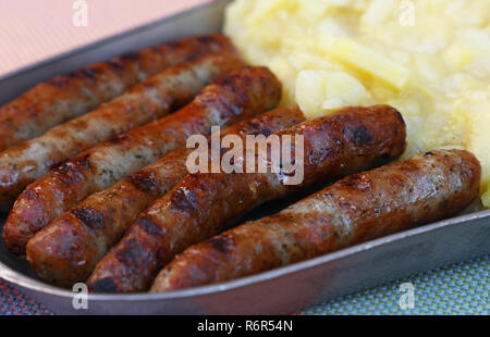 Schließen gegrillten Nürnberger Bratwürste mit Kartoffeln Stockfoto