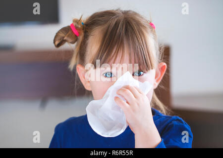 Kleine Mädchen ihre Nase in ein Taschentuch. Stockfoto