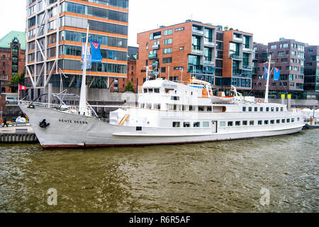 Hamburg, Deutschland - 07 September, 2017: Schiff an Ferry Pier auf stadtbild Hintergrund. River Transport, Transport. Wasser, Reise, reisen, Reise. Ferienhäuser, Entdeckung, Fernweh. Stockfoto