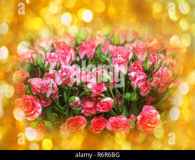 Schönen rosa Rosen in Gold Pailletten für Urlaubsstimmung. Stockfoto