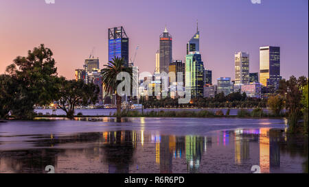 Perth CBD während der Dämmerung von Sir James Mitchell Park, South Perth, Western Australia gesehen. Stockfoto