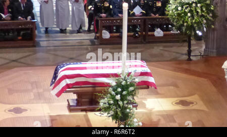 In den Vereinigten Staaten. 05 Dez, 2018. WASHINGTONDC/USA. am 05.12.2018. MEMORIAL GEORG H W BUSH AN DER KATHEDRALE. Es war Memorial service chucrh heeld am Washington National Cathedral mit der Anwesenheit von aktuellen und früheren US Präsidenten Donald Trump, Obama, Bill Clinton und Jimi Carterand ihre Frauen und Familien. Fotos Niyi Fote/Thenews 2 Credit: niyi Fote/Thenews 2 / Pacific Press/Alamy leben Nachrichten Stockfoto