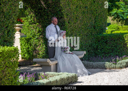 Akko, Israel - 27. Oktober 2018: Fotoshooting von einer Hochzeit paar auf die Bahai Gärten in Akko, Israel Stockfoto