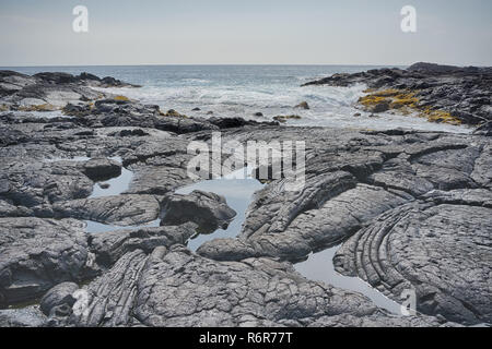 Vulkanische Felsformationen von Kealakekua Bay Stockfoto