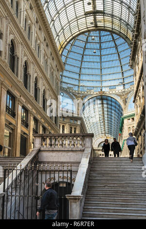 Die Galleria Umberto, Shopping Arkade, zwischen 1887 - 1891 und von Emanuele Rocco, Via Toledo und San Carlos, Neapel, Italien gebaut. Stockfoto