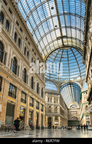 Die Galleria Umberto, Shopping Arkade, zwischen 1887 - 1891 und von Emanuele Rocco, Via Toledo und San Carlos, Neapel, Italien gebaut. Stockfoto