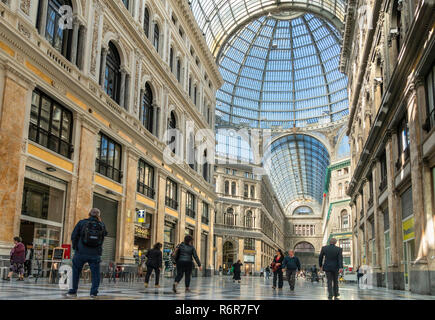 Die Galleria Umberto, Shopping Arkade, zwischen 1887 - 1891 und von Emanuele Rocco, Via Toledo und San Carlos, Neapel, Italien gebaut. Stockfoto