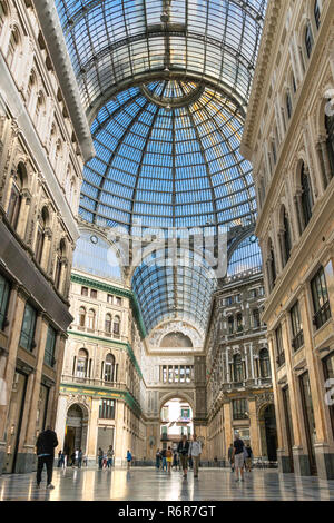 Die Galleria Umberto, Shopping Arkade, zwischen 1887 - 1891 und von Emanuele Rocco, Via Toledo und San Carlos, Neapel, Italien gebaut. Stockfoto