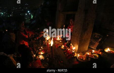 Kathmandu, Nepal. 05 Dez, 2018. Hinduistischen Gläubigen Licht Öllampen im Gedächtnis der verstorbenen Geliebten während Bala Chaturdashi Festival in Pashupatinath Tempel in Kathmandu, Nepal. Leute bleiben ganze Nacht mit Beleuchtung Öllampen und Rituale und Mischung von Saatgut Angebot am nächsten Tag eine Hommage an ihren verstorbenen Eltern für besseren Platz im Himmel zu bezahlen. Credit: Archana Shrestha/Pacific Press/Alamy leben Nachrichten Stockfoto