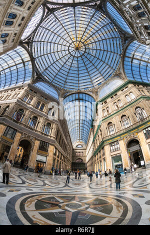 Die Galleria Umberto, Shopping Arkade, zwischen 1887 - 1891 und von Emanuele Rocco, Via Toledo und San Carlos, Neapel, Italien gebaut. Stockfoto