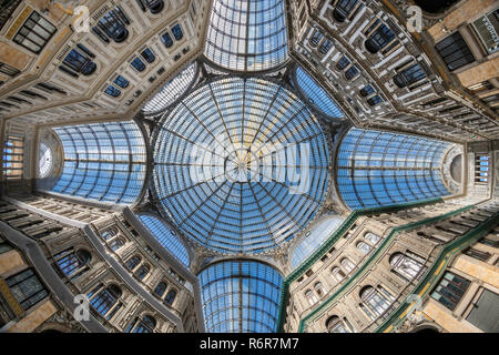 Das Glas und Eisen umrahmten Dach der Galleria Umberto, Shopping Arkade, zwischen 1887 - 1891 und von Emanuele Rocco, Via Toledo und die Via San konzipiert sind Stockfoto