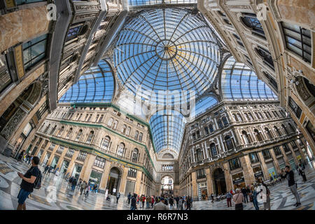 Die Galleria Umberto, Shopping Arkade, zwischen 1887 - 1891 und von Emanuele Rocco, Via Toledo und San Carlos, Neapel, Italien gebaut. Stockfoto