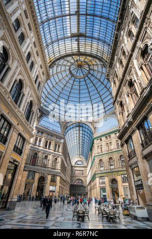 Die Galleria Umberto, Shopping Arkade, zwischen 1887 - 1891 und von Emanuele Rocco, Via Toledo und San Carlos, Neapel, Italien gebaut. Stockfoto