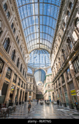 Die Galleria Umberto, Shopping Arkade, zwischen 1887 - 1891 und von Emanuele Rocco, Via Toledo und San Carlos, Neapel, Italien gebaut. Stockfoto