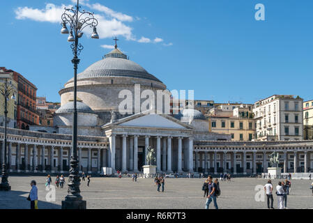 Die Königliche Basilika San Francesco Di Paola in der Piazza del Plebiscito, Neapel, Italien. Stockfoto