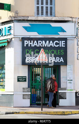 Roquebrune-Cap-Martin, Frankreich - Dezember 5, 2018: Fassade eines französischen Apotheke in Roquebrune-Cap-Martin, Französische Riviera, Frankreich, Europa, Detailansicht Stockfoto