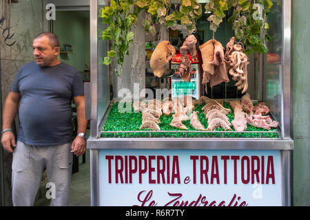 Ein Fenster angezeigt, in dem Sie an einem Tripperia und Tratoria, Kutteln Shop und Restaurant, spezialisiert auf alle Arten von Kutteln und Innereien, in der Via Pignasecca auf der n Stockfoto