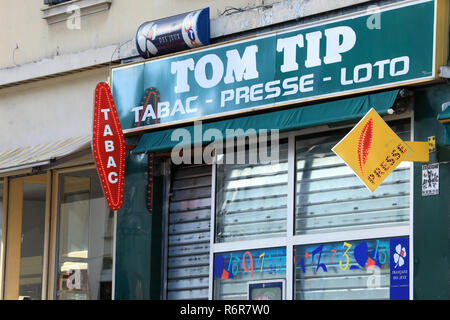 Roquebrune-Cap-Martin, Frankreich - Dezember 5, 2018: Tabac Loto Presse Shop in der Stadt von Roquebrune-Cap-Martin, Französische Riviera, Frankreich, Europa, Nahaufnahme Stockfoto