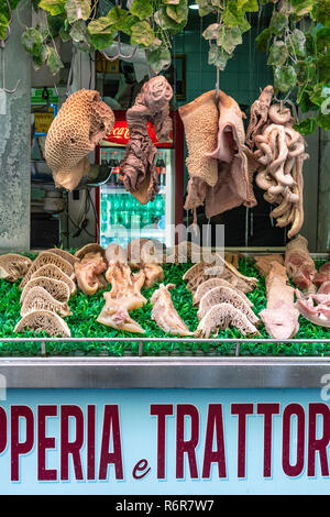 Ein Fenster angezeigt, in dem Sie an einem Tripperia und Tratoria, Kutteln Shop und Restaurant, spezialisiert auf alle Arten von Kutteln und Innereien, in der Via Pignasecca auf der n Stockfoto