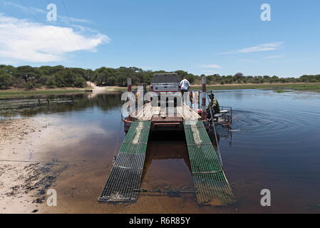 Überschreiten der Boteti River durch die Auto- und Passagierfähre in Makgadikgadi Pans National Park, Botswana Stockfoto