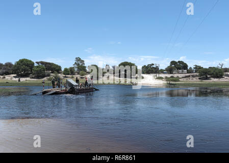 Überschreiten der Boteti River durch die Auto- und Passagierfähre in Makgadikgadi Pans National Park, Botswana Stockfoto