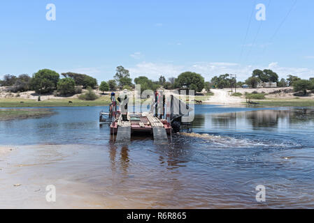 Überschreiten der Boteti River durch die Auto- und Passagierfähre in Makgadikgadi Pans National Park, Botswana Stockfoto