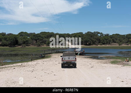 Überschreiten der Boteti River durch die Auto- und Passagierfähre in Makgadikgadi Pans National Park, Botswana Stockfoto