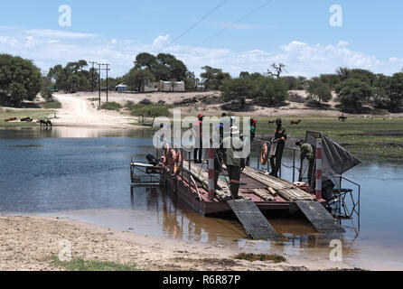 Überschreiten der Boteti River durch die Auto- und Passagierfähre in Makgadikgadi Pans National Park, Botswana Stockfoto