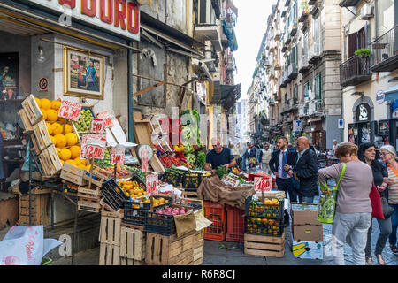 Obst und Gemüse stände im Markt auf der Via Pignasecca am nördlichen Rand der Quartieri Spagnoli, Spanischen Viertel, Neapel, Italien. Stockfoto